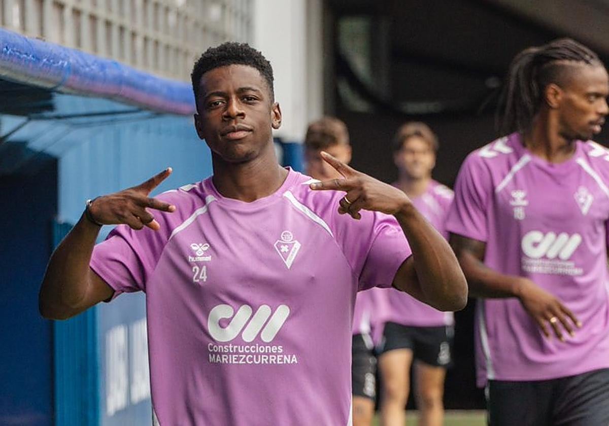 Leonardo Buta muestra ante las cámaras la confianza que ha ido ganando en los cuatro partidos en los que ha sido titular desde que se convirtió en jugador armero.