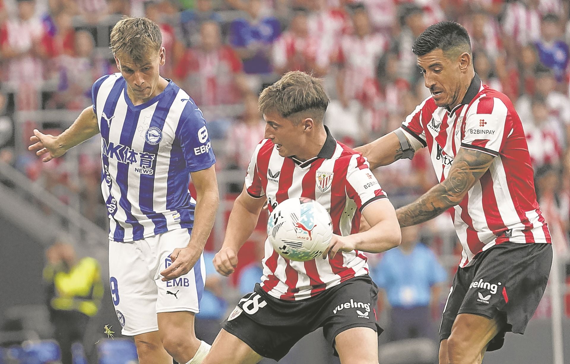 Jauregizar y Yuri Berchiche pelean un balón con Pablo Ibáñez en el centro del campo.