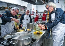 Azkenean, ganadores del anterior concurso, elaborando uno de los platos.