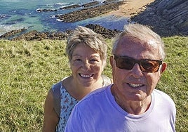 Olga y Joaquín, de ruta entre las playas de Tagle y Ubianco hace ahora una semana, en una foto cedida por ellos.