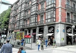 El edificio que está afectado por un problema estructural se asoma a Berastegui y Gran Vía (hasta el Monterrey) y Ledesma (hasta el Molinillo)