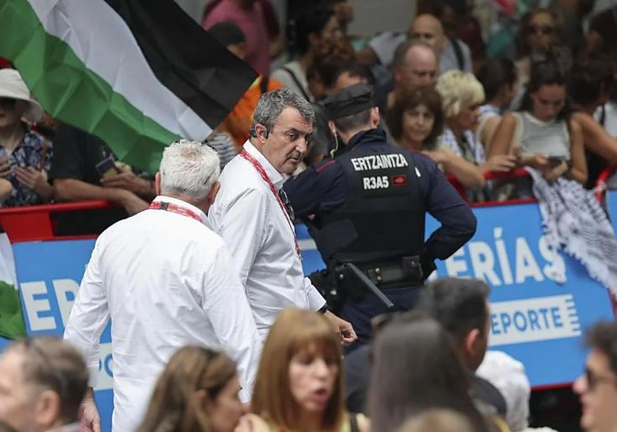 El director de la Vuelta, Javier Guillén, supervisa la meta de Bilbao, donde se registaron incidentes que obligaron a terminar la etapa sin un ganador.