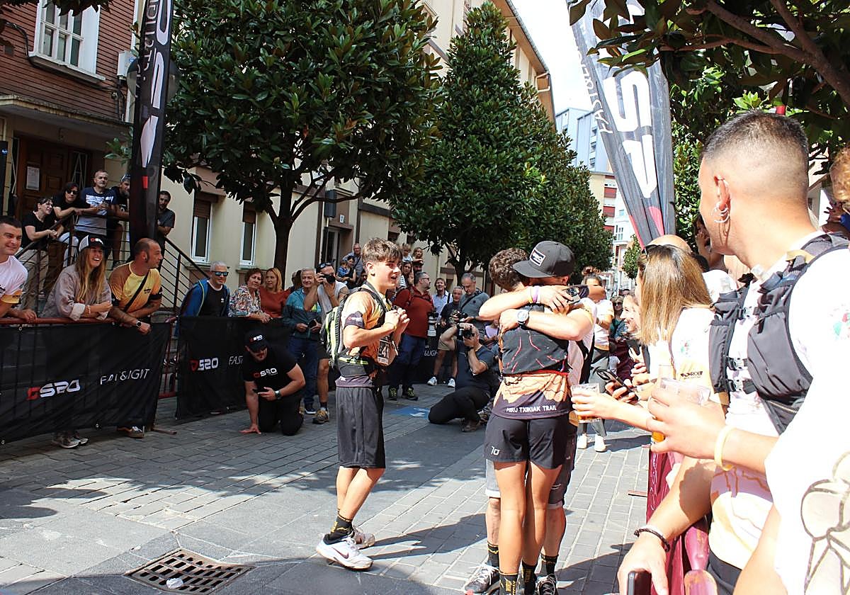 Los abrazos entre los participantes premian el gran esfuerzo realizado durante muchas horas.