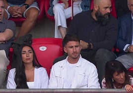 Laporte junto a su pareja en la grada de San Mamés.