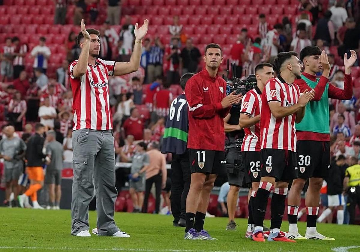 Laporte con la camiseta rojiblanca en el centro del campo.