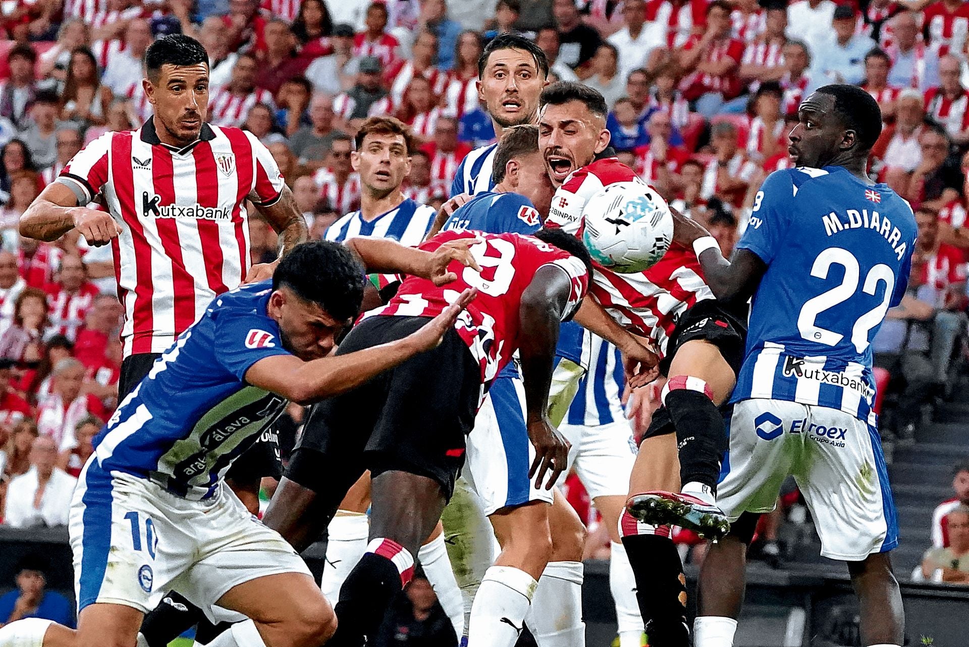 Iñaki Williams perdonó el empate alfallar un cabezazo en el área pequeña