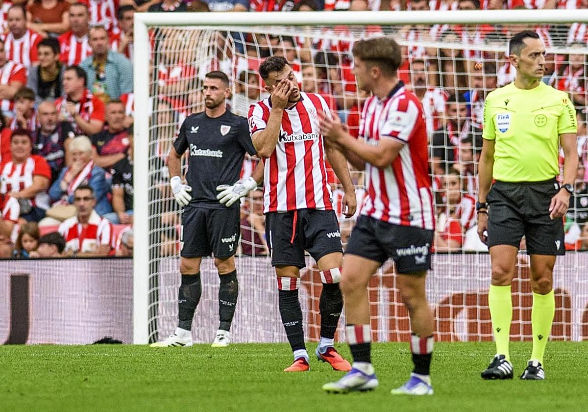 Simón, Paredes y Jauregizar, tras el gol del Alavés
