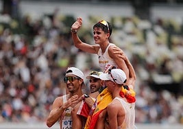 Los marchadores españoles levantan a hombros a María Pérez.