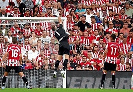 Unai Simón no pudo hacer nada ante la parábola que hizo el balón cuando tocó en Berenguer.