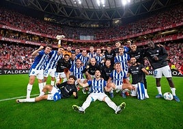 Los jugadores celebran con la afición el triunfo en San Mamés.