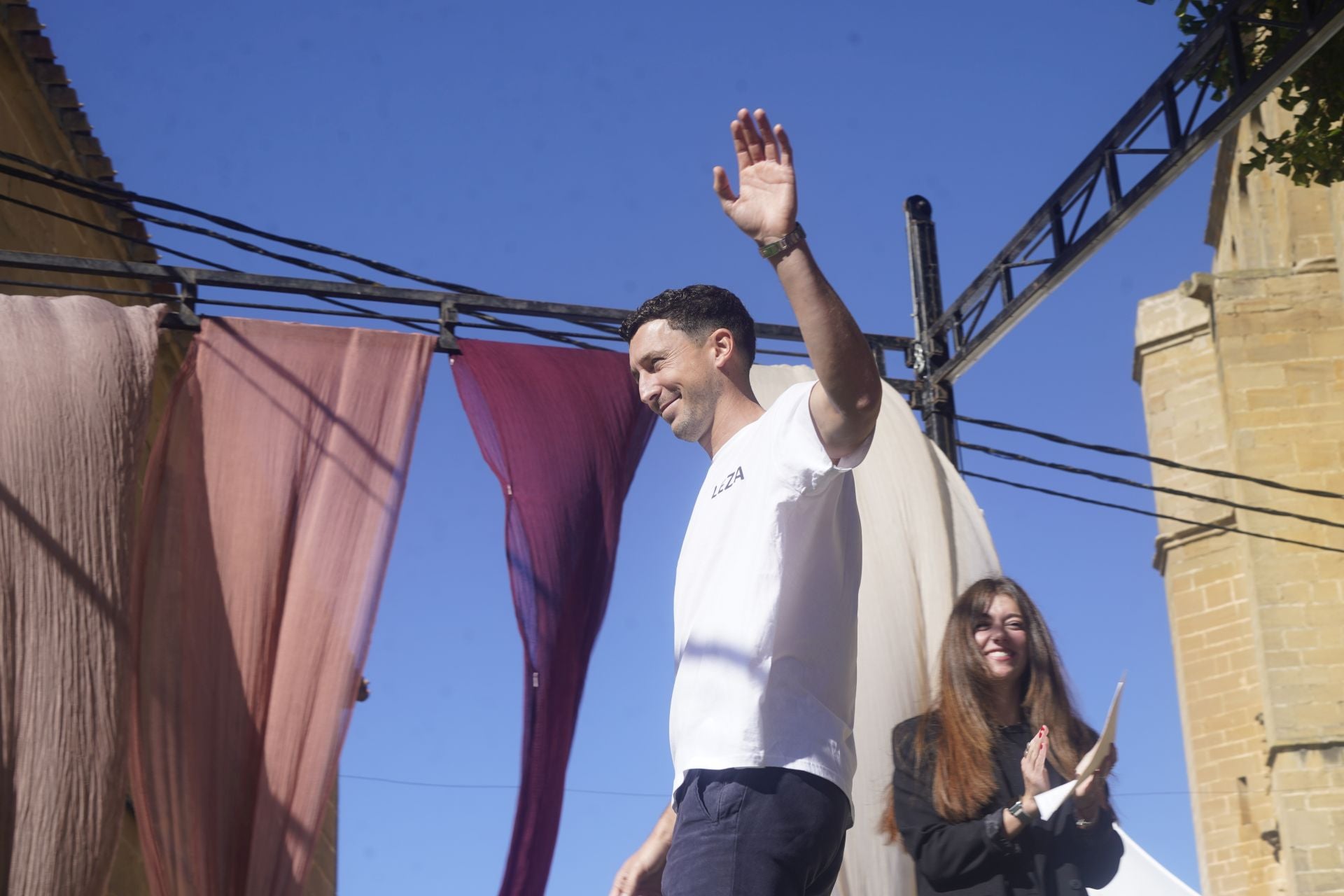 De Marcos saluda al público durante el pregón.