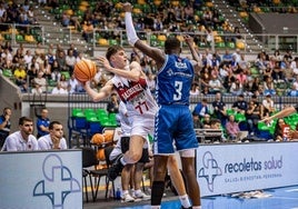 Joksimovic busca un pase ante Nzosa, del San Pablo.