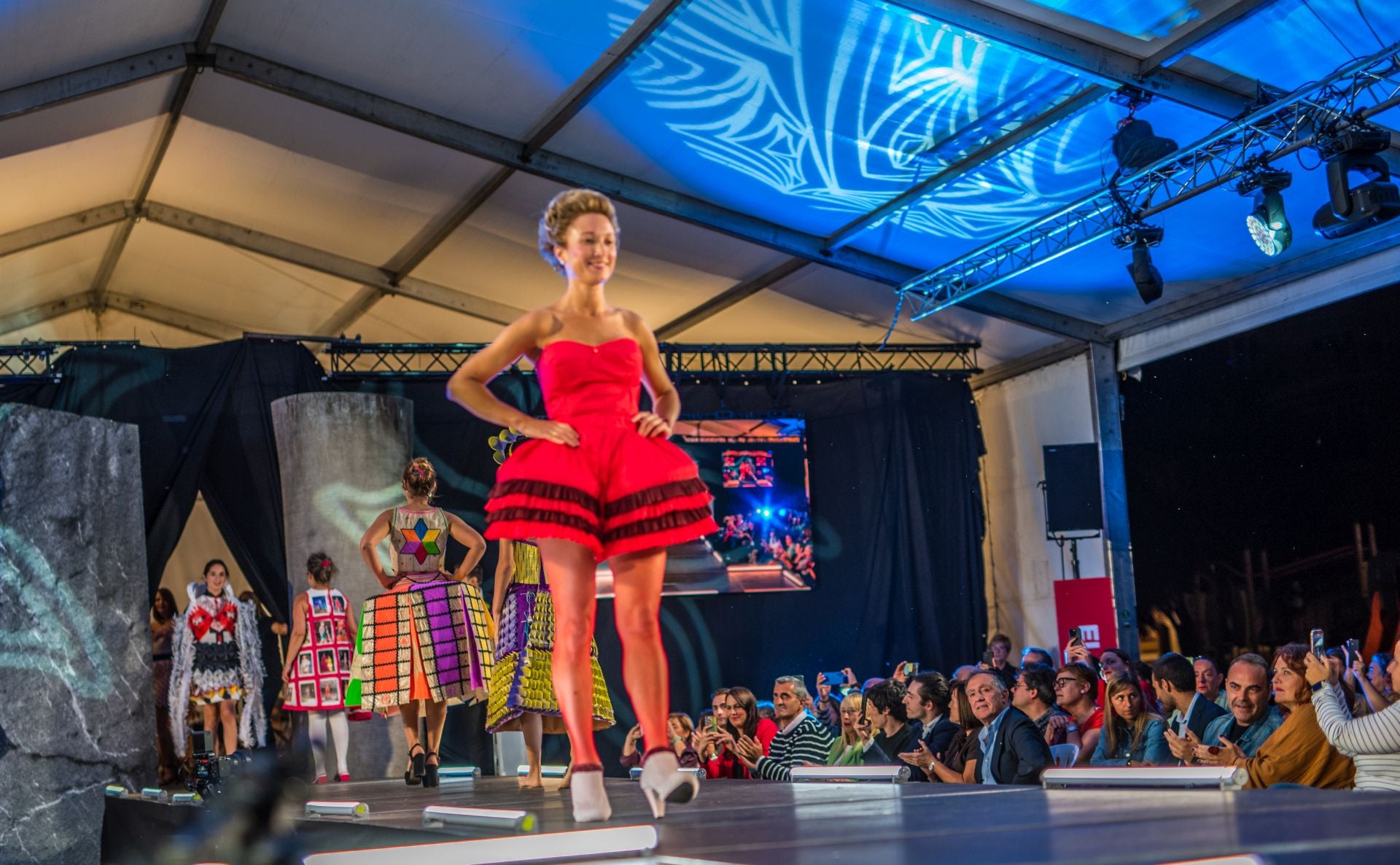 Las imágenes del concurso internacional de vestidos de papel de Güeñes