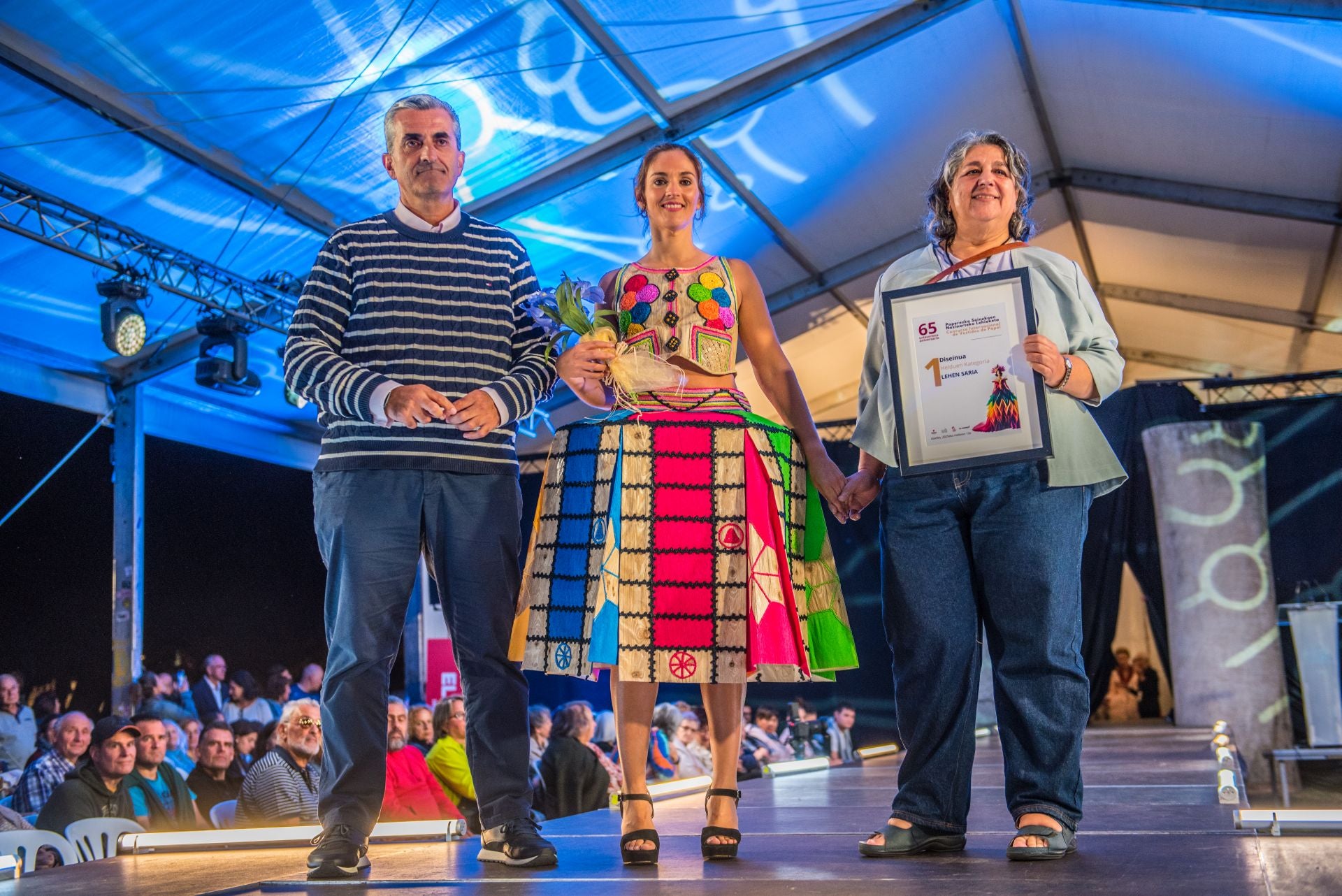 Las imágenes del concurso internacional de vestidos de papel de Güeñes