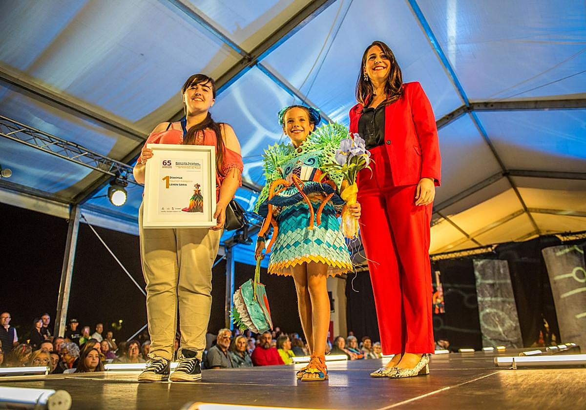 Las imágenes del concurso internacional de vestidos de papel de Güeñes