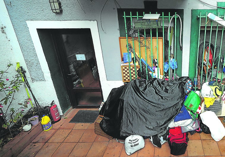 Getxo retirará cientos de kilos de basura de un síndrome de Diógenes en Romo