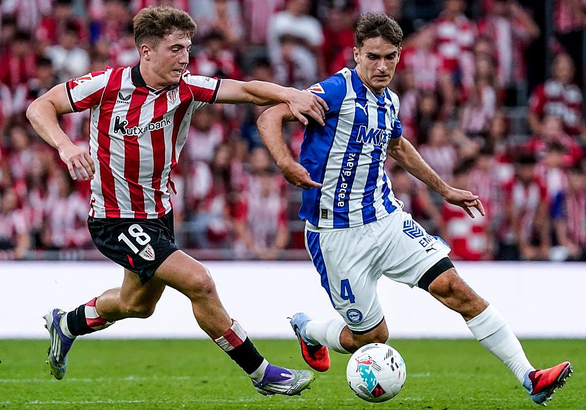 Denis Suárez conduce el balón para superar a Jauregizar.
