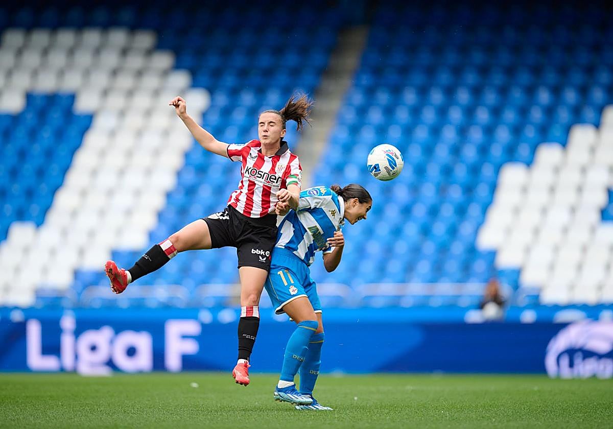 La capitana Ane Azkona intenta rematar de cabeza ante una rival.