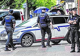 Agentes de la Ertzaintza en una actuación ajena a la información en Vitoria.