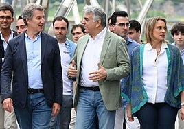 Alberto Núñez Feijóo, Javier de Andrés y Raquel González, en un acto del PP.