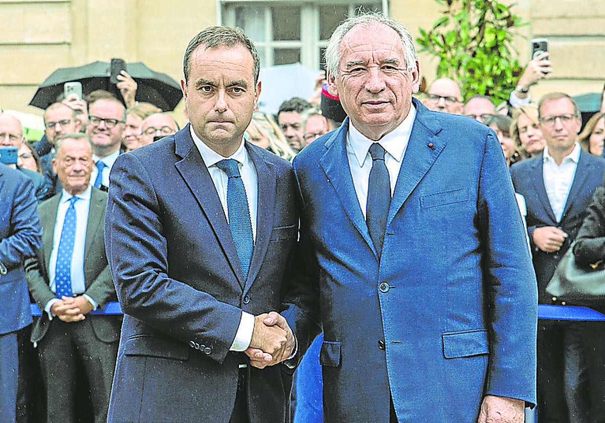 Bayrou (derecha) saluda a su sucesor, Lecornu.