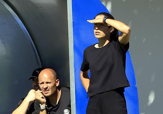 La entrenadora albizul Andrea Esteban sigue el partido con atención.