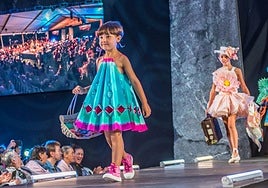 Un momento del desfile de ayer, con dos modelos infantiles con vestidos originales y coloridos.