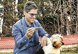 Luis juega con su perro, Toy.