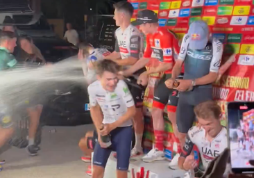 Podio improvisado en un parking del hotel y subidos a neveras