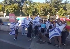 Incidentes entre manifestantes propalestinos y antidisturbios amenaza que el pelotón pueda cruzar la meta