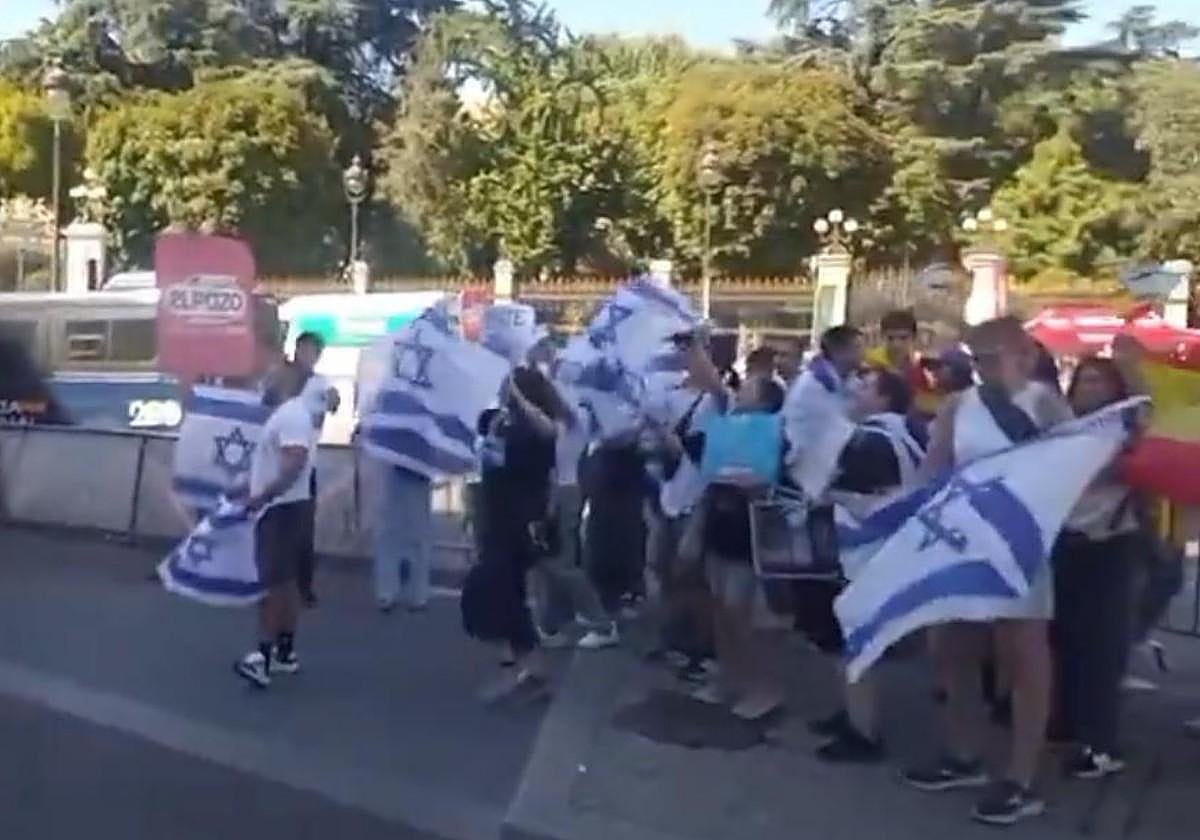 Incidentes entre manifestantes propalestinos y antidisturbios amenaza que el pelotón pueda cruzar la meta