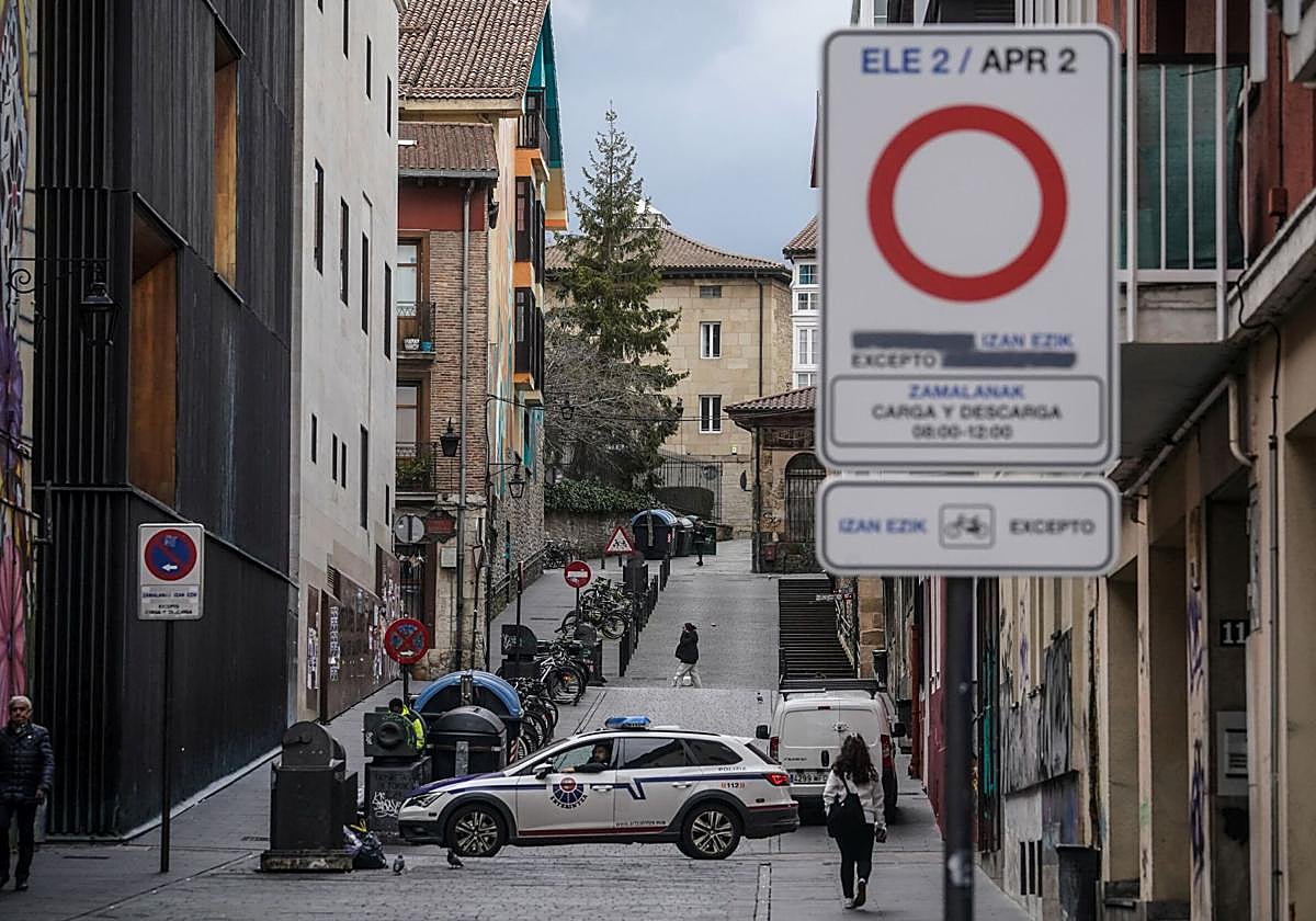 Una de las señales que delimitan la ZBE de Vitoria.
