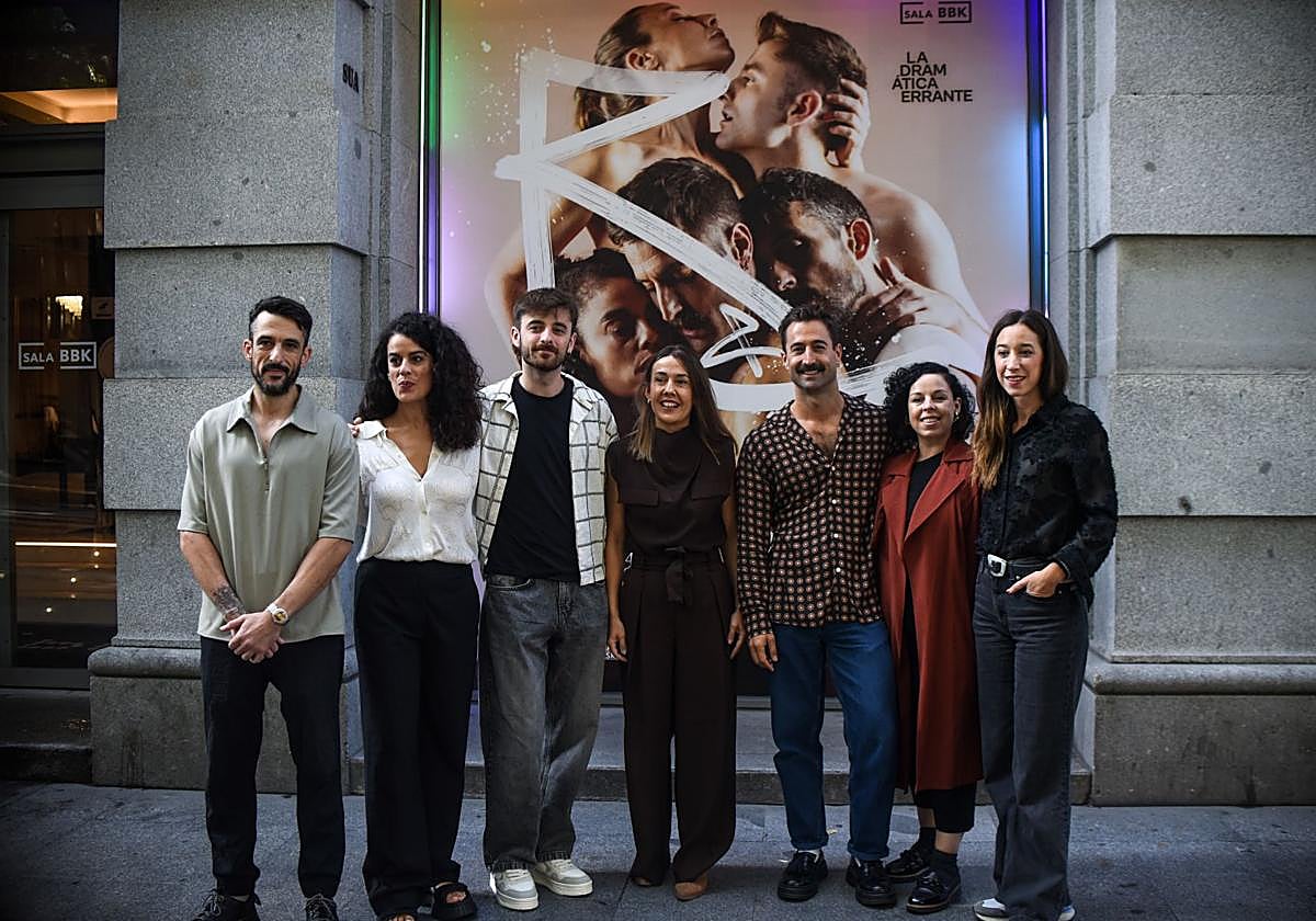 Aitor Borobia, Nagore González, Luis Mitxelena, Nora Sarasola, Egoitz Sánchez, María Goiricelaya y Ane Pikaza ante la sala BBK.