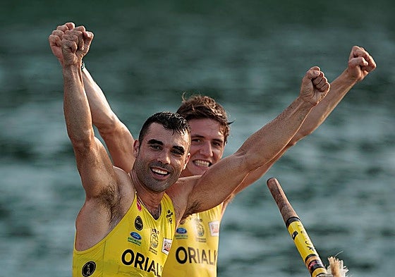 El remero y preparador físico de Orio Ander Zabala celebra un triunfo.