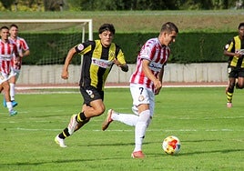 David Arredondo persigue a Dani Fernández durante el Basconia-SD Logroñés.