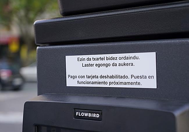 Aviso en los parquímetros sobre el pago con tarjeta.
