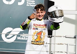 Marcos Vinagre celebra su triunfo en el circuito de Estoril.