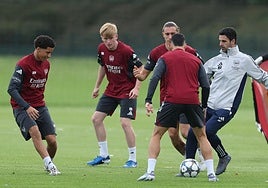 El entrenador del Arsenal, este lunes durante el entrenamiento.