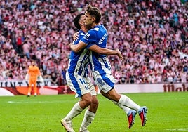 Denis Suárez abraza a Aleñá tras su gol en San Mamés.