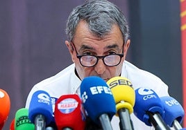 Javier Guillén, director de La Vuelta, da explicaciones sobre lo sucedido ayer en Madrid.