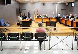 La acusada, de espaldas, al inicio del juicio.