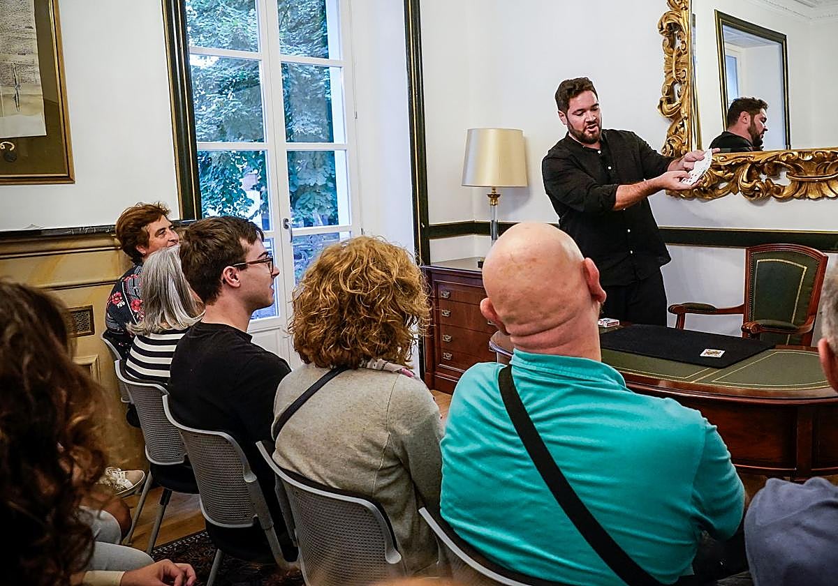 Luis Olmedo, campeón del mundo de micromagia, durante uno de sus pases este lunes en el antiguo despacio de presidencia de Juntas Generales.