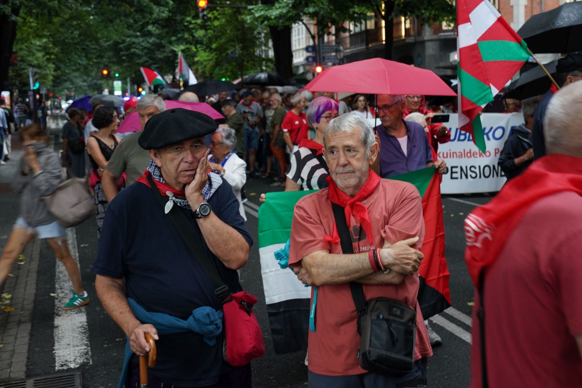 Movimiento de pensionistas reivindicando el debate de la ILP durante las fiestas de Bilbao.