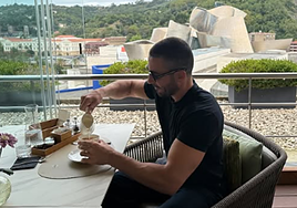 Miguel Ángel Silvestre alucina con una de las terrazas con mejores vistas de Bilbao