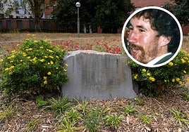 El monolito fue inaugurado en 2001. El texto ya no es visible. En el círculo, Máximo Casado, asesinado en 2000.