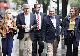 Amaya Fernández, Javier de Andrés, Eduardo Andrade, Miguel Tellado y Raquel González, este lunes en Bilbao.