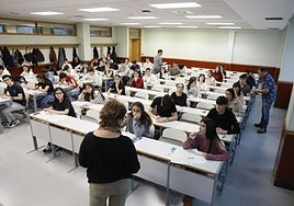 Alumnos se enfrentan a un examen de la prueba de acceso a la Universidad, el pasado mes de junio en Bilbao.