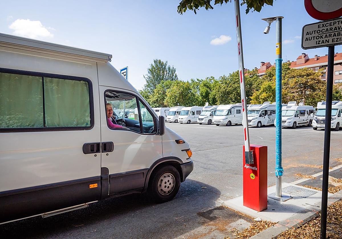 Una autocaravana accede al aparcamiento de Lakua.
