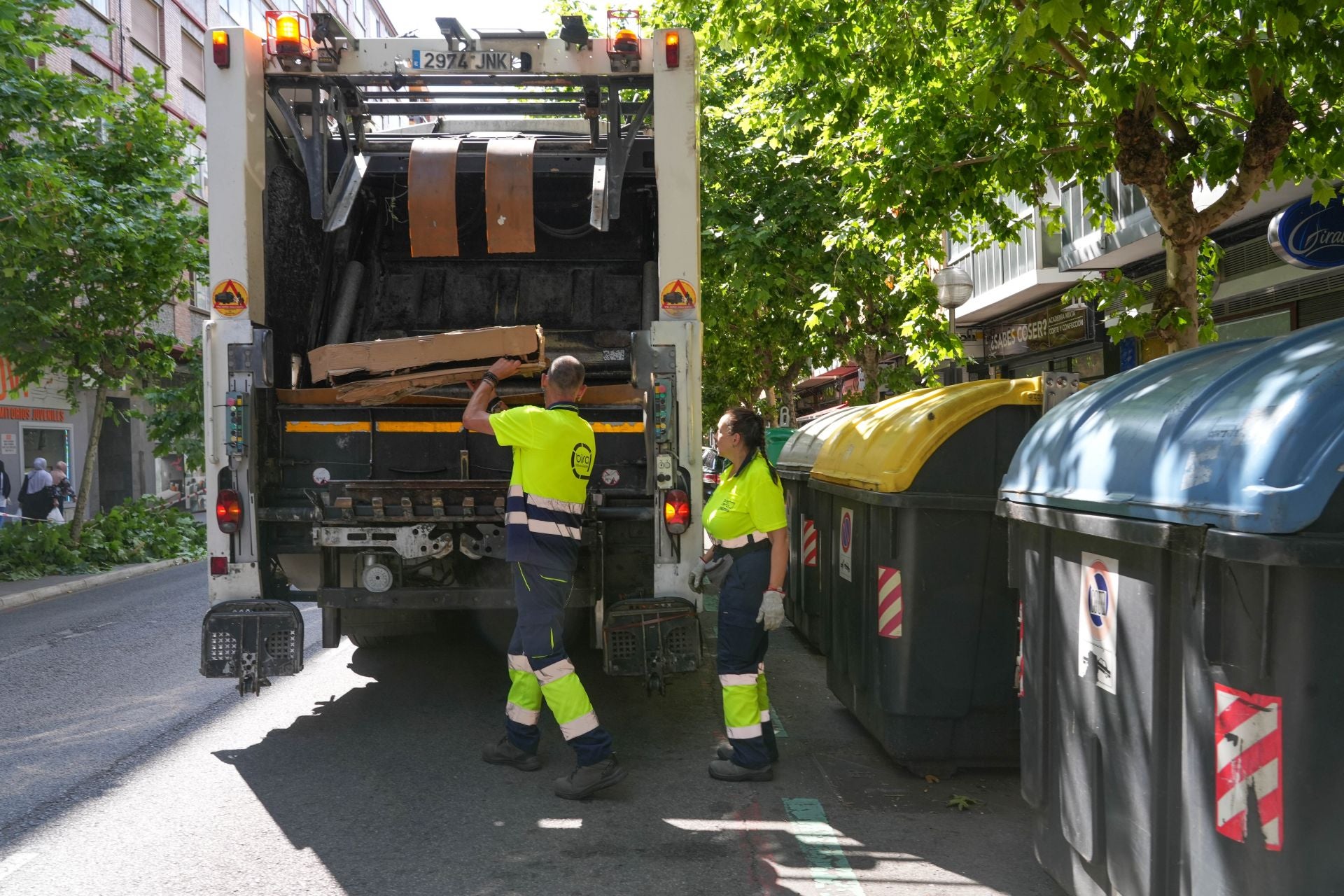 Trabajadores de Bira, la actual contrata, recogen cartones de las calles de Vitoria.