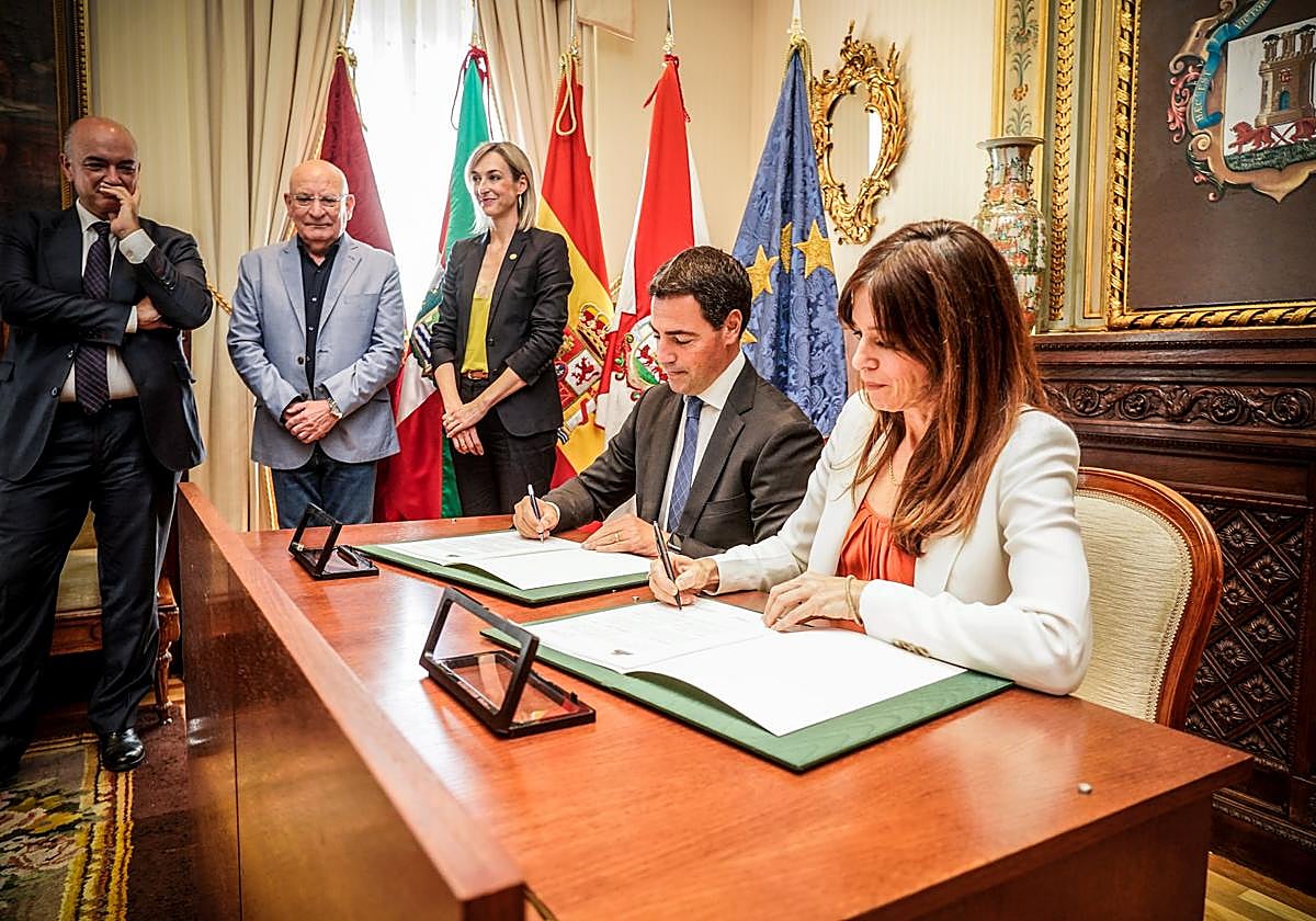 El lehendakari y la alcaldesa Maider Etxebarria, durante la firma del acuerdo.